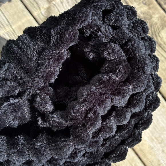 Black Textured Throw Blanket - Picture 4 of 4